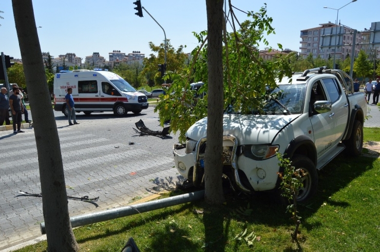 Hafif Ticari Araç İle Kamyonet Çarpıştı: 5 Yaralı