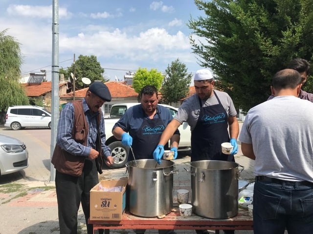 Aslanapa’da Cami Cemaati Ve Esnaflardan Aşure İkramı