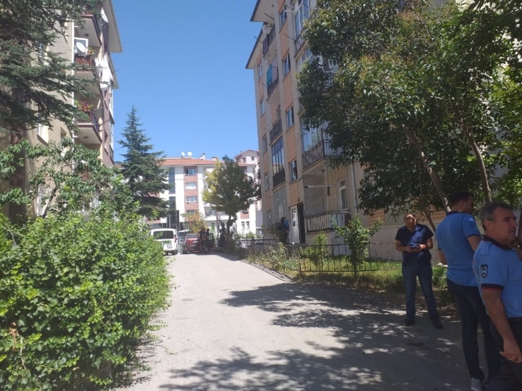 Eşinden Ayrılmak İstemeyen Adam Kendini Yakmaya Kalktı