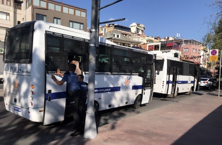 Beyoğlu’nda Çevik Kuvvet Otobüsü Kazaya Karıştı: 2 Yaralı