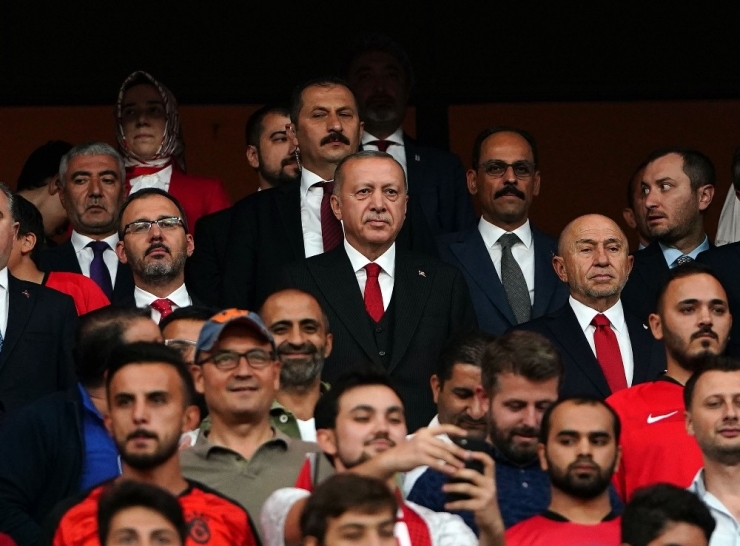 Cumhurbaşkanı Erdoğan, Milli Takımı Yalnız Bırakmadı