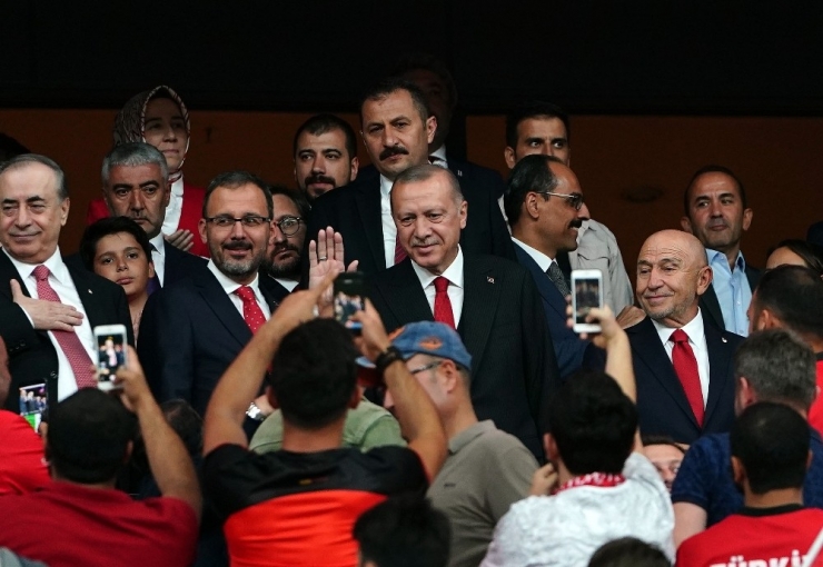 Cumhurbaşkanı Erdoğan, Milli Takımı Yalnız Bırakmadı