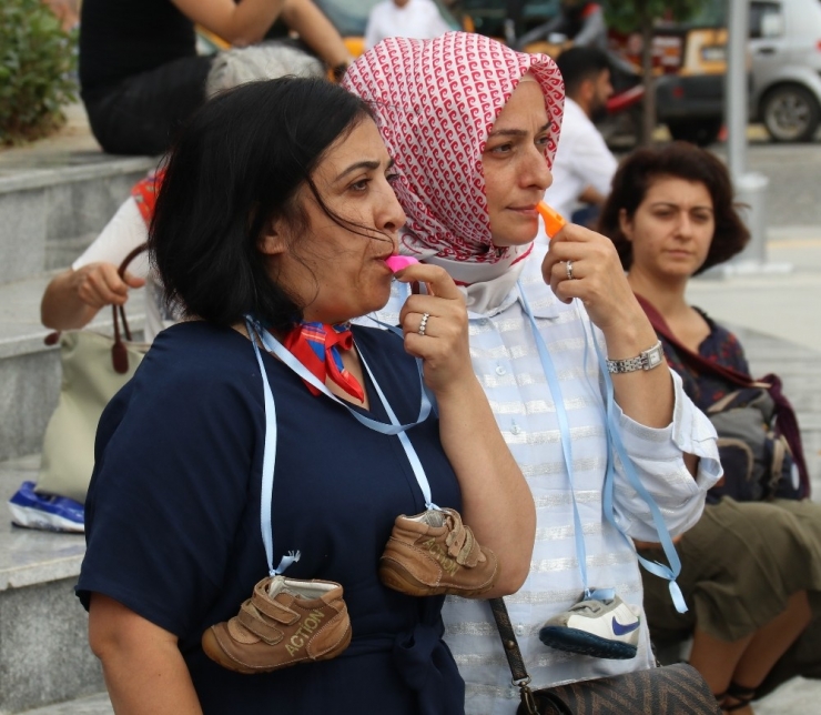 Çocuklarının Eskitemediği Ayakkabıları Meydana Bıraktılar