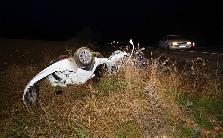Takla Atan Otomobil Şarampole Yuvarlandı: 2 Ölü