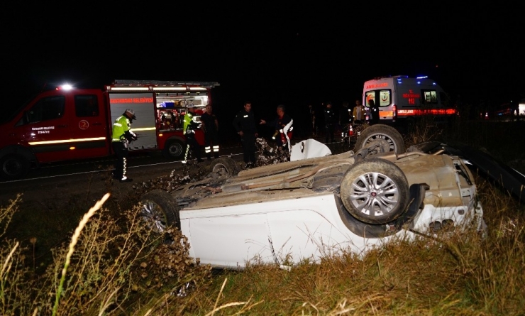 Takla Atan Otomobil Şarampole Yuvarlandı: 2 Ölü