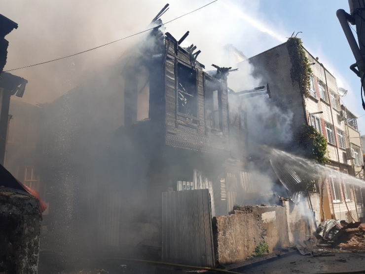 Fatih’te Ahşap Bina Alev Alev Yandı