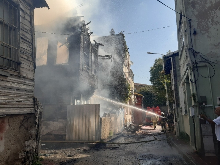 Fatih’te Ahşap Bina Alev Alev Yandı