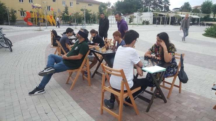Gözleri Kapalı, Sırtı Dönük Şekilde 3 Kişiye Karşı Satranç Oynadı