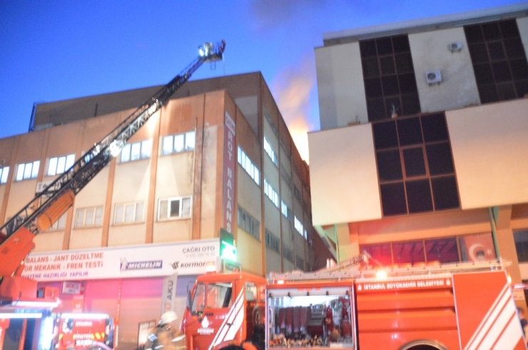 5 Katlı Bir İş Merkezinin Çatısında Çıkan Yangın Bir Saatlik Çalışma Sonucunda Kontrol Altına Alındı