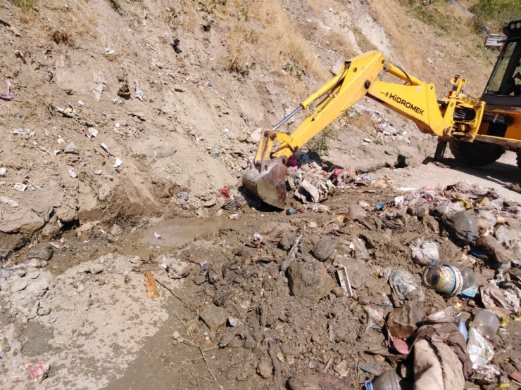 Hakkari’de Çevreye Rastgele Atılan Çöplerle Mücadele