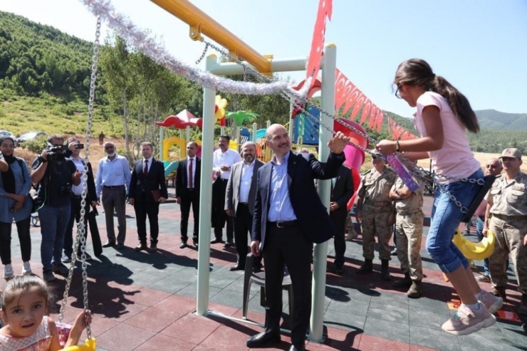 Bakan Soylu, Terör Kurbanı 2 Kardeşin Ailesini Ziyaret Etti