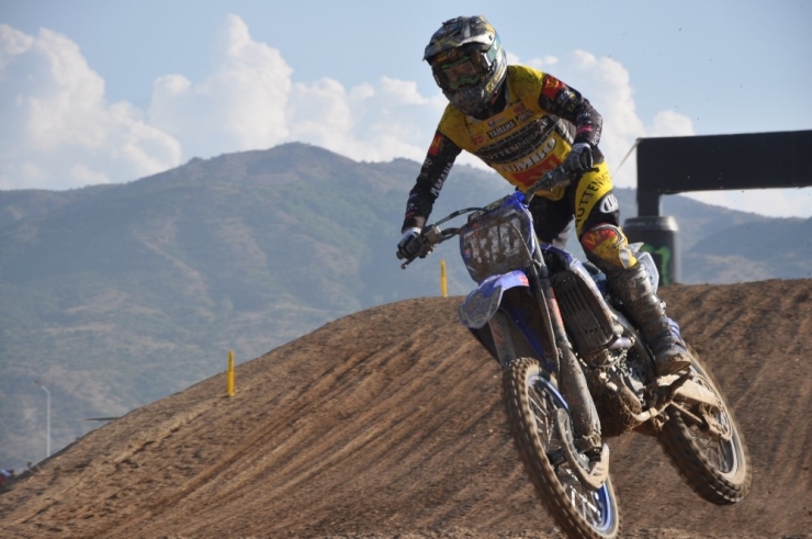 Motokros Şampiyonası Nefes Kesiyor