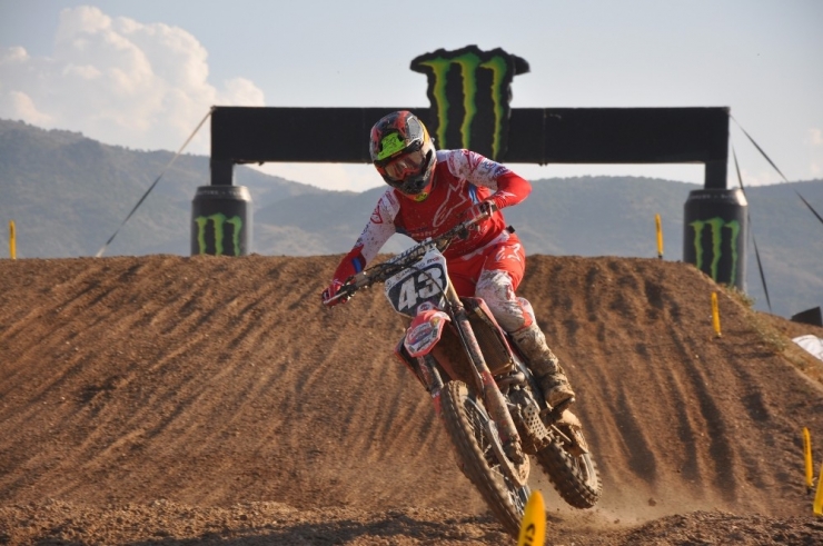 Motokros Şampiyonası Nefes Kesiyor