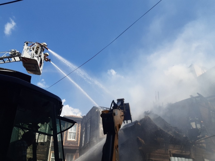 Fatih’te Küle Dönen Tarihi Bina, Belediye Ekiplerince Yıkıldı