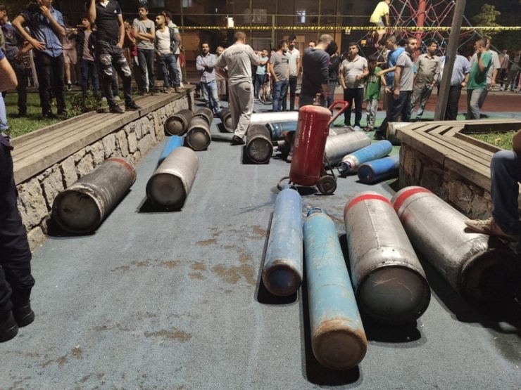 İstanbul Sultanbeyli’de Bir Mobilya Atölyesinde Yangın Çıktı. Yangına Çok Sayıda İtfaiye Ekibi Müdahale Ediyor.