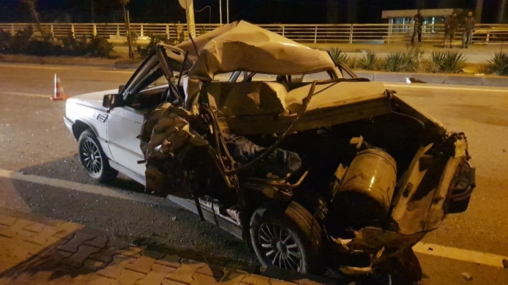 Yakıtı Biten Otomobili İten Gençlere Kamyonet Çarptı: 2 Yaralı