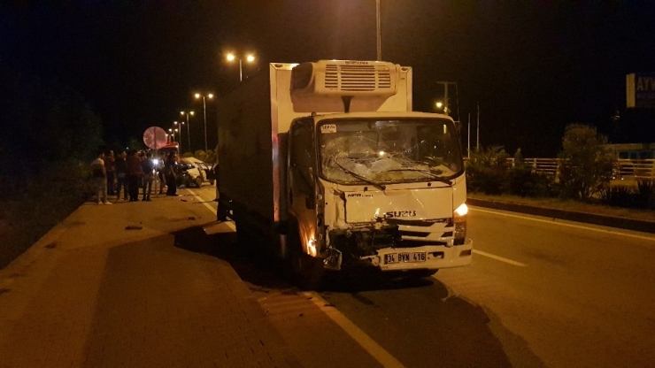 Yakıtı Biten Otomobili İten Gençlere Kamyonet Çarptı: 2 Yaralı