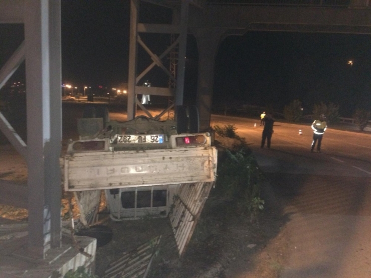 Koca Kamyoneti Devirdi, Aracı Da Olay Yerinde Bırakarak Kaçtı