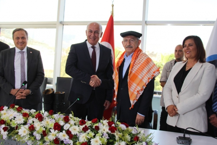 Kılıçdaroğlu’na Söke’de Körüklü Efe Çizmesi Hediye Edildi