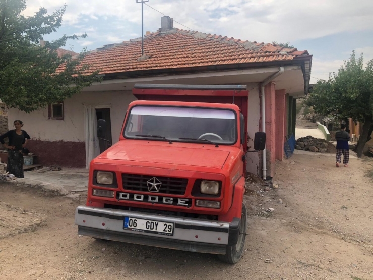 Geri Manevra Yapan Kamyonet Eve Girdi