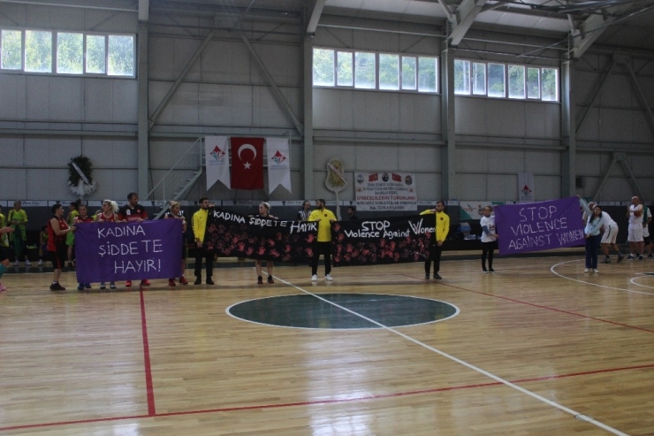 Basketbolun Efsaneleri Sahada Kadına Şiddeti Protesto Etti