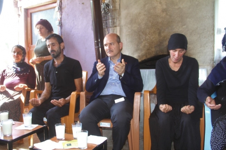 Bakan Soylu, Terör Kurbanı 2 Kardeşin Ailesini Ziyaret Etti