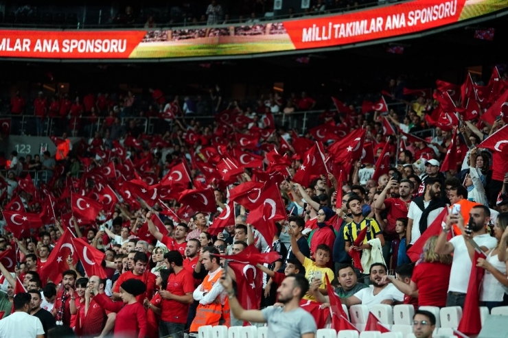 Beşiktaş Park Kırmızı-beyaz!