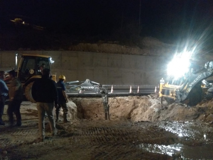 Vaski Ekipleri Su Arızasını Gidermek İçin Gece Gündüz Mesaide