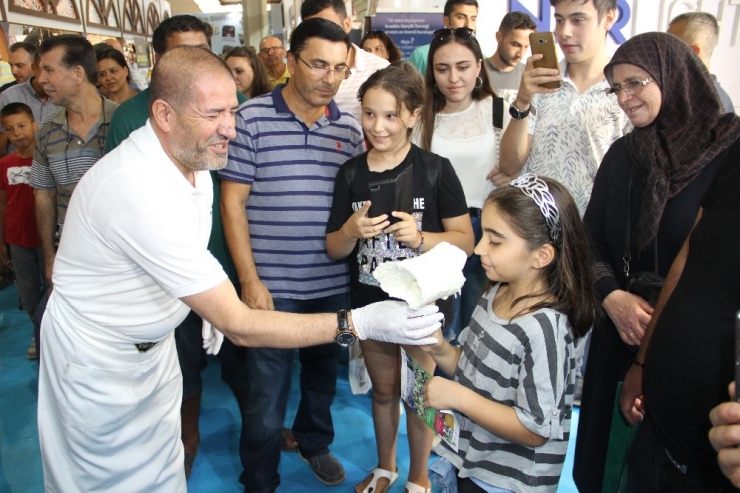 İzmir’de 20 Dakikada 250 Kilo Dondurma Tükendi