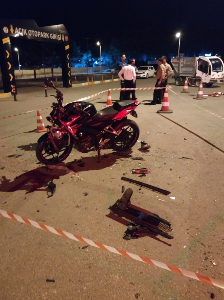 Motosiklet İle Otomobil Çarpıştı: 1 Ölü