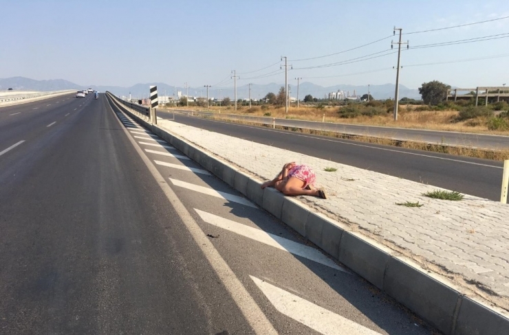 Yolda Sızıp Kalan Kadını Sağlık Ekipleri Uyandırdı