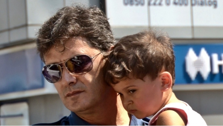 Otomobilde Mahsur Kalan 3 Yaşındaki Çocuk Cam Kırılarak Kurtarıldı