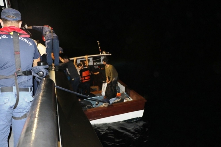 Ayvalık’ta 25 Kaçak Göçmen Yakalandı