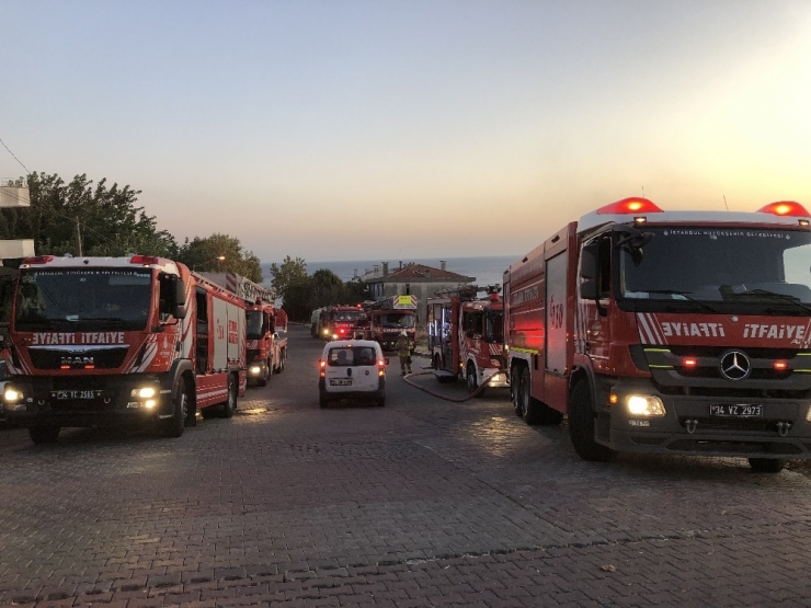 Beylikdüzü’deki Yangın Kontrol Altına Alındı