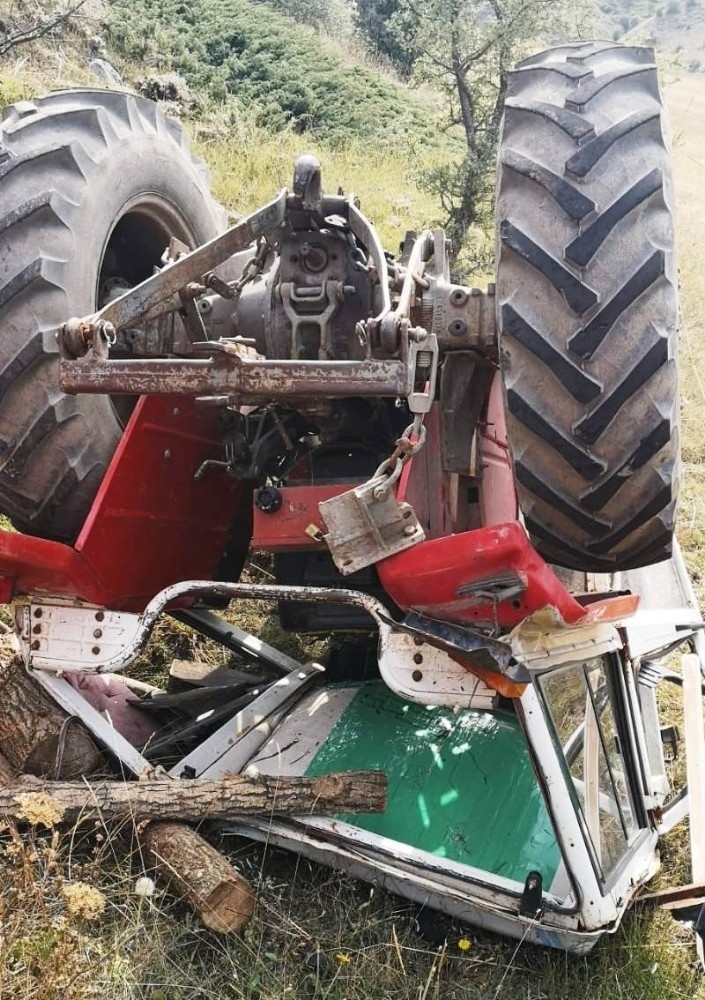 Odun Yüklü Traktör Uçuruma Yuvarlandı
