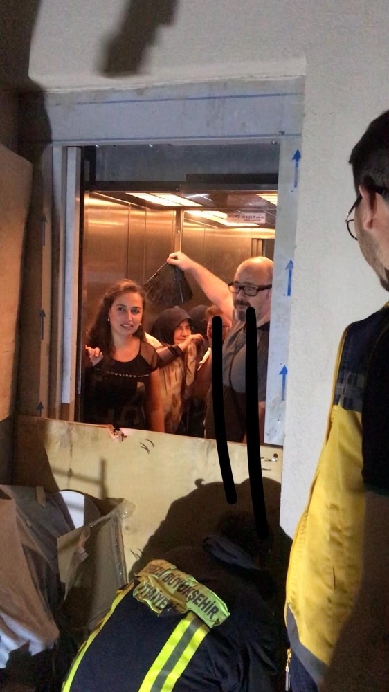 Asansörde Mahsur Kalan 6 Kişiye İtfaiyeden Operasyon