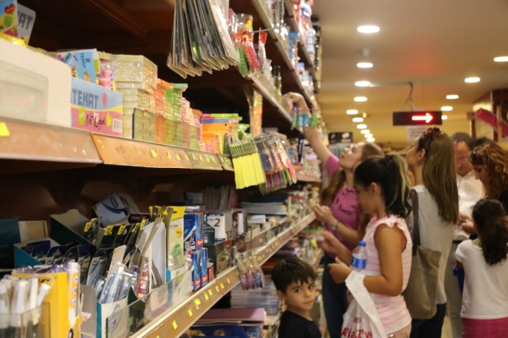 Veliler Ellerine Malzeme Listesini Alıp Kırtasiyenin Yolunu Tuttu