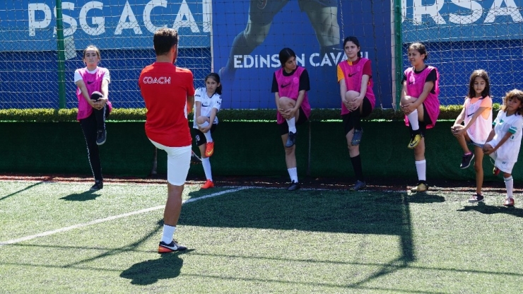 Avrupa Devinin Kız Futbol Takımı Seçmelerine Yoğun İlgi