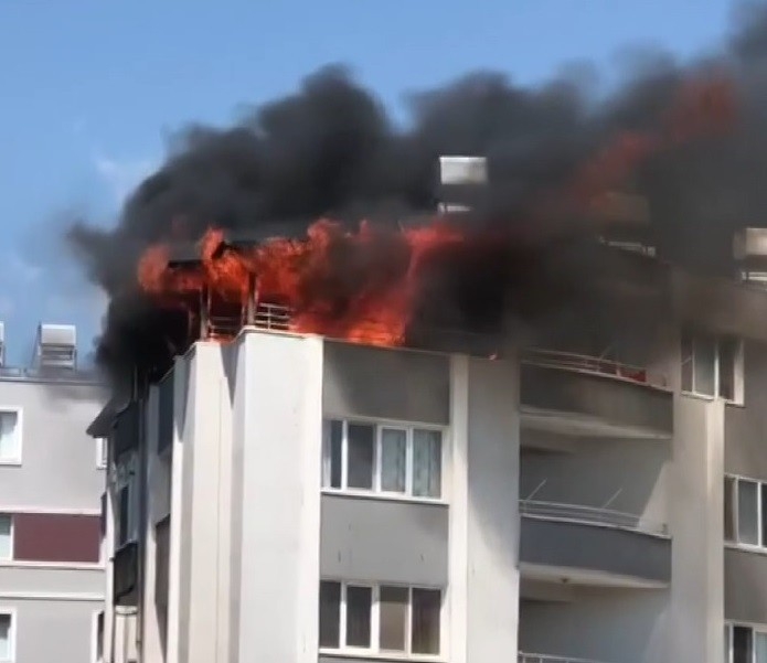 Çatı Katında Çıkan Yangını İtfaiye Ekipleri Söndürdü