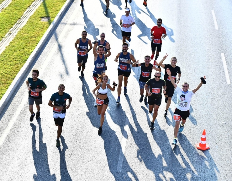 Uluslararası İzmir Yarı Maratonu Renkli Görüntülere Sahne Oldu