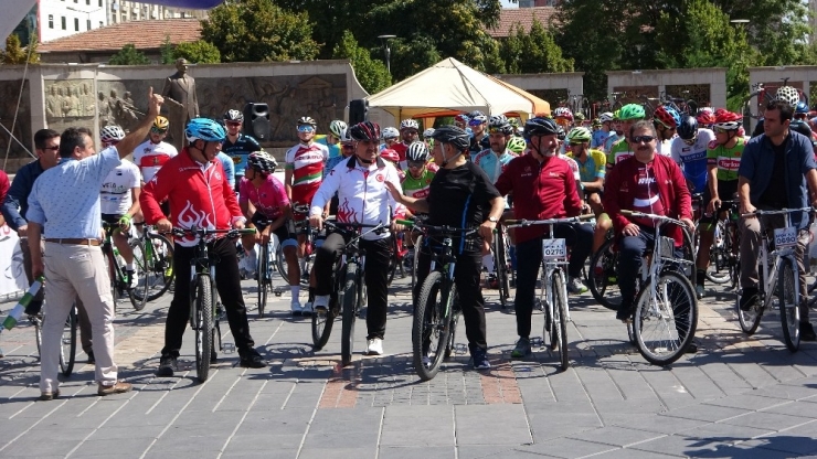 15 Ülkeden 150 Bisikletçinin Katıldığı Tour Of Central Anatolia Yarışları Sürüyor