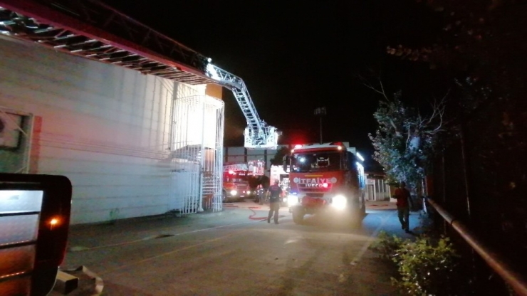 Düğün Salonunda Çıkan Yangın Paniğe Neden Oldu