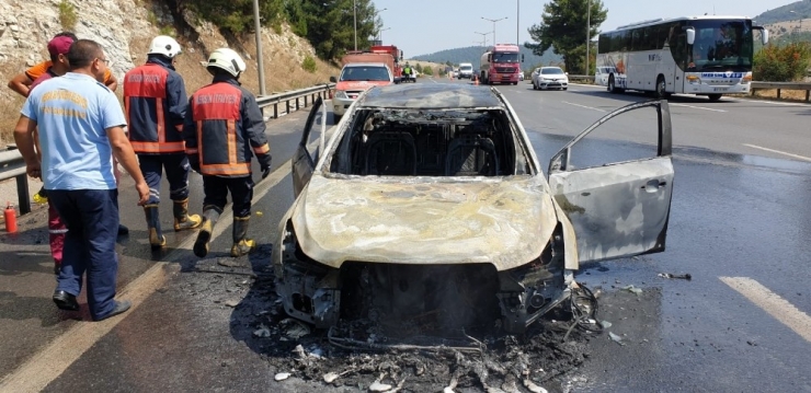 Seyir Halindeki Araç Tem Otoyolunda Alev Aldı