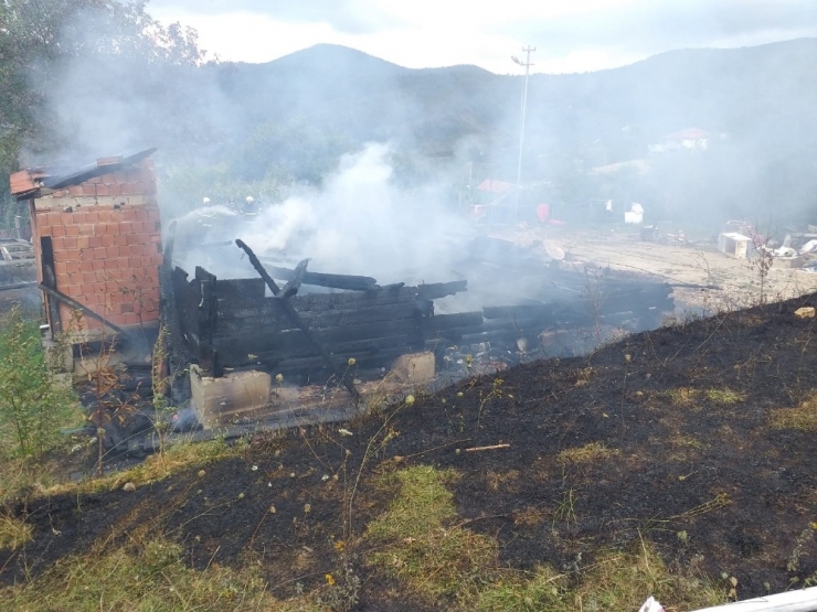 Sinop’ta Alev Alan Araç Evi Yaktı