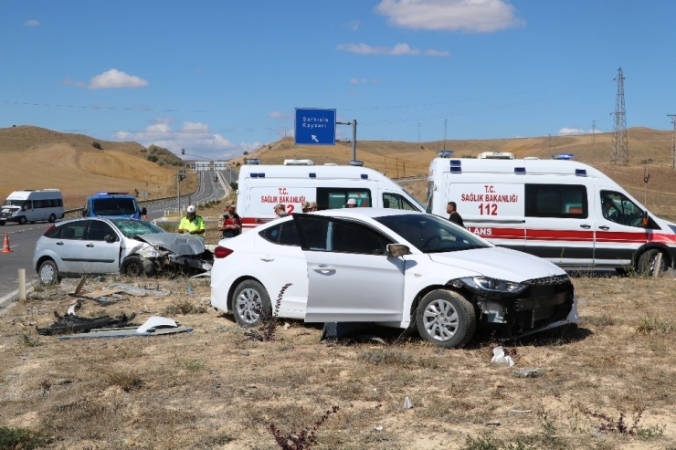 Sivas’ta Otomobiller Çarpıştı: 6 Yaralı