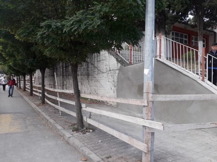 Bilecik’te Tehlike Saçan Okul Duvarı Onarıldı