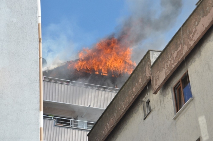 Çatı Katında Çıkan Yangın Mahalleliyi Korkuttu