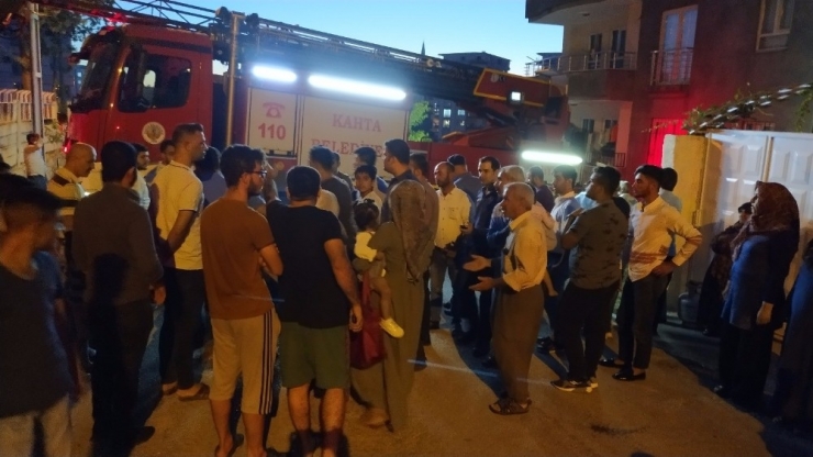 Ev Yangınında 3 Kişi Dumandan Etkilendi