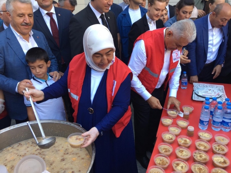 Binali Yıldırım Vatandaşlara Aşure Dağıttı
