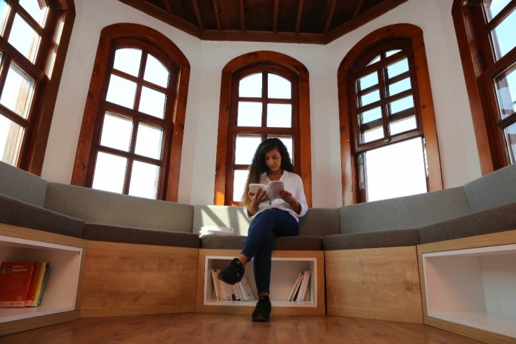 Akademinin Tercihi Ataol Behramoğlu Kitaplığı